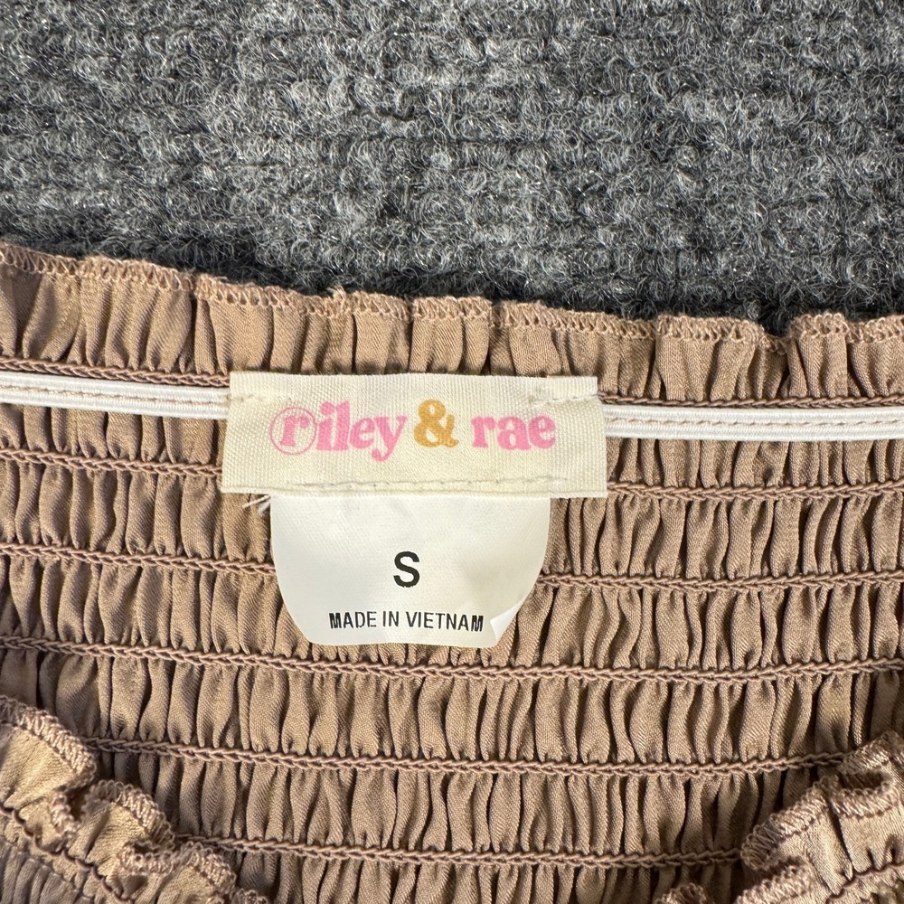 Riley & Rae Smocked Sweetheart Blouse Sz S Color Taupe Sweetheart Neckline - Picture 3 of 10